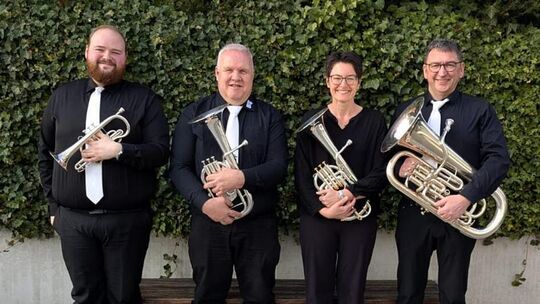 Mario Hanssum (v. l.), Klaus-Dieter Kurz, Mirjam Weis und Alex Weis sind Mitglieder im Musikverein Unterlenningen, bereiten sich Mario Hanssum (v. l.), Klaus-Dieter Kurz, Mirjam Weis und Alex Weis sind Mitglieder im Musikverein Unterlenningen, bereiten sich