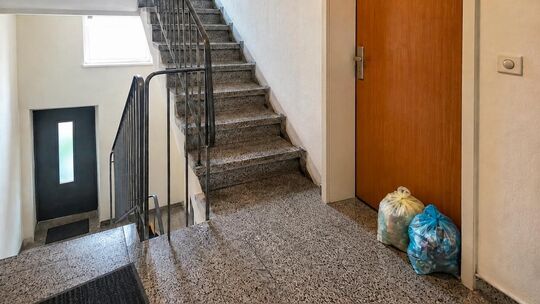 Müll im Treppenhaus eines Mehrfamilienhauses sorgte für Streit mit tödlichem Ausgang. Symbolfoto KI-generiert Müll im Treppenhaus eines Mehrfamilienhauses sorgte für Streit mit tödlichem Ausgang. Symbolfoto KI-generiert