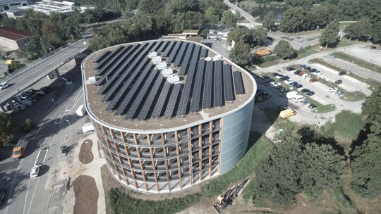 Holzparkhaus, Wendlingen, Leistung: 221,85 kWp, Anzahl Module: 510, Inbetriebnahme: 2024, aktuell 4 mit Ausbau bis zu 16 öffentl Holzparkhaus, Wendlingen, Leistung: 221,85 kWp, Anzahl Module: 510, Inbetriebnahme: 2024, aktuell 4 mit Ausbau bis zu 16 öffentl