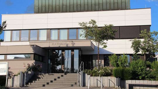 Das Notzinger Rathaus zählt zu den Gebäuden, die mit einer Photovoltaik-Anlage ausgestattet werden. Archivfoto: Katja Eisenhard Das Notzinger Rathaus zählt zu den Gebäuden, die mit einer Photovoltaik-Anlage ausgestattet werden. Archivfoto: Katja Eisenhard