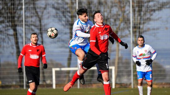 Das Duell vor dem Sportgericht zwischen den zweiten Teams der Catania und der Sportfreunde (in Rot) endete mit einem Dettinger E Das Duell vor dem Sportgericht zwischen den zweiten Teams der Catania und der Sportfreunde (in Rot) endete mit einem Dettinger E