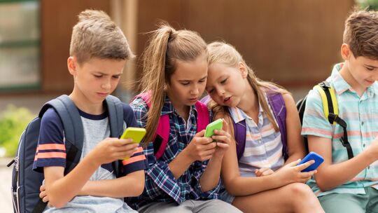 Viele Kinder verbringen ihre Freizeit am Smartphone. Symbolbild: stock.adobe.com