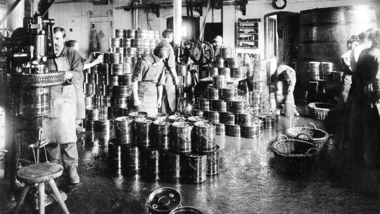 So sahen die Produktionsstätten der Firma Hengstenberg im Jahr 1912 aus. Damals wurden die Essiggurken noch in großen Blecheimer So sahen die Produktionsstätten der Firma Hengstenberg im Jahr 1912 aus. Damals wurden die Essiggurken noch in großen Blecheimer