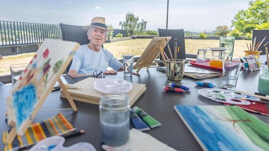 Karin Renschler ist Bewohnerin des Asklepia Seniorenzentrums in Notzingen. Die frühere Grafikerin hat jetzt ihren ersten Malkurs Karin Renschler ist Bewohnerin des Asklepia Seniorenzentrums in Notzingen. Die frühere Grafikerin hat jetzt ihren ersten Malkurs