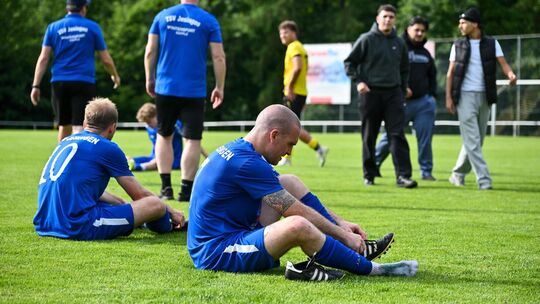 Enttäuschung in blau: Die Jesinger sind nach dem 0:1 in Plochingen abgestiegen.Foto: Markus Brändli Enttäuschung in blau: Die Jesinger sind nach dem 0:1 in Plochingen abgestiegen.Foto: Markus Brändli
