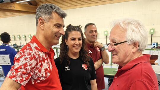 Yusuf Dikec (links) hat in München mit dem langjährigen Ötlinger Schützenchef Joachim Poppek (rechts) die Rückkehr ins Rübholz b Yusuf Dikec (links) hat in München mit dem langjährigen Ötlinger Schützenchef Joachim Poppek (rechts) die Rückkehr ins Rübholz b