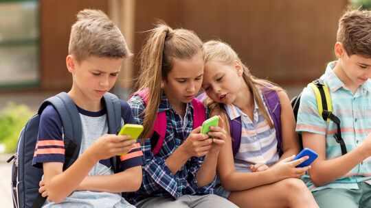 Viele Kinder verbringen ihre Freizeit am Smartphone. Symbolbild: stock.adobe.com