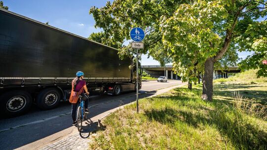 An der L1200 in Richtung Köngen müssen Radler an der Ulrichsbrücke derzeit die Seite wechseln, denn der Radweg verläuft auf der An der L1200 in Richtung Köngen müssen Radler an der Ulrichsbrücke derzeit die Seite wechseln, denn der Radweg verläuft auf der