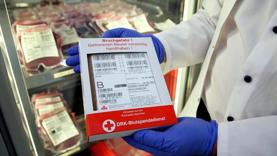 Die Blutspende wird nach Prüfung und Aufbereitung zur lebensrettenden Therapie im Krankenhaus. Foto: Daniela Haußmann Die Blutspende wird nach Prüfung und Aufbereitung zur lebensrettenden Therapie im Krankenhaus. Foto: Daniela Haußmann