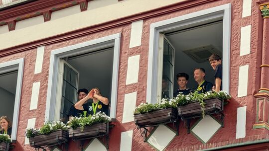 Völlig losgelöst: Knights-Kapitän Lucas Mayer gibt am Fenster in der Chefetage des Rathauses das Kommando zum Humbatäterä auf de Völlig losgelöst: Knights-Kapitän Lucas Mayer gibt am Fenster in der Chefetage des Rathauses das Kommando zum Humbatäterä auf de