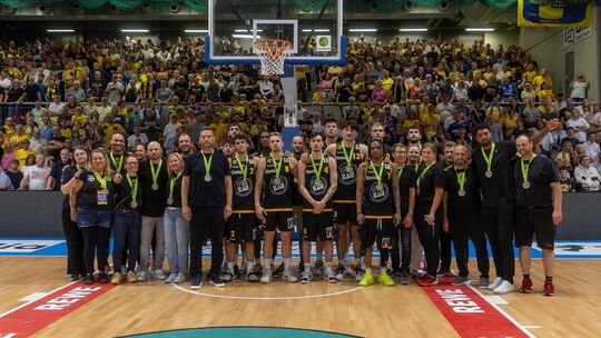 Meister der Herzen: Spieler und Verantwortliche der Knights nach der Siegerehrung am Sonntag in Hagen. Foto: Nina Sander Meister der Herzen: Spieler und Verantwortliche der Knights nach der Siegerehrung am Sonntag in Hagen. Foto: Nina Sander