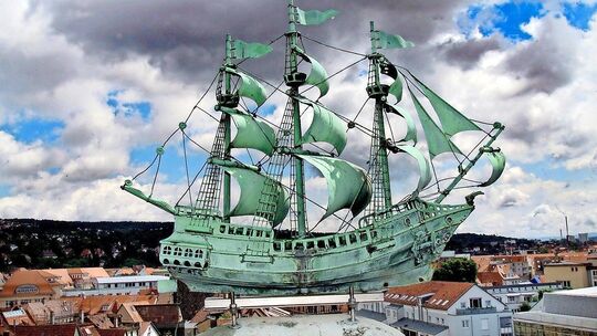 Keine Flaute: Mit geblähten Segeln thront der Dreimaster auf einem Gebäude am Ende der Kiesstraße in Esslingen. Foto: Roberto Bu Keine Flaute: Mit geblähten Segeln thront der Dreimaster auf einem Gebäude am Ende der Kiesstraße in Esslingen. Foto: Roberto Bu