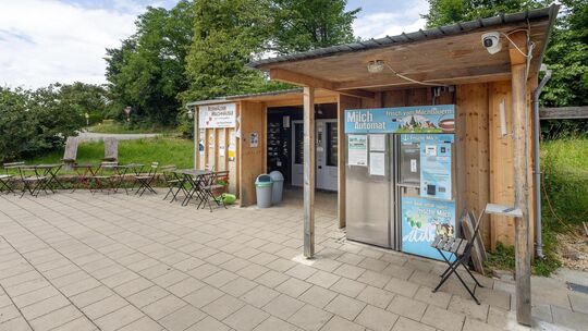 Mittlerweile funktioniert der Milchautomat wieder. Den entstandenen Schaden gilt es nun zu erwirtschaften. Foto: Carsten Ried Mittlerweile funktioniert der Milchautomat wieder. Den entstandenen Schaden gilt es nun zu erwirtschaften. Foto: Carsten Ried