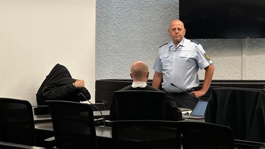 Auf dem Bildschirm im Gerichtssaal sind Bilder des Fundorts und des Koffers gezeigt worden. Foto: Florian Bauer Auf dem Bildschirm im Gerichtssaal sind Bilder des Fundorts und des Koffers gezeigt worden. Foto: Florian Bauer