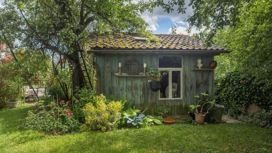 Das alte Bienenhäuschen beherbergt ein neues Innenleben: die Installation des Bewässerungssystems. Foto: Carsten Riedl Das alte Bienenhäuschen beherbergt ein neues Innenleben: die Installation des Bewässerungssystems. Foto: Carsten Riedl