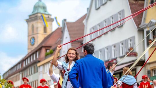 Sei 1602 veranstalten die Bürger in Nürtingen ihren eigenen Feiertag, den Nürtinger Maientag. Es ist einer der ältesten traditio Sei 1602 veranstalten die Bürger in Nürtingen ihren eigenen Feiertag, den Nürtinger Maientag. Es ist einer der ältesten traditio