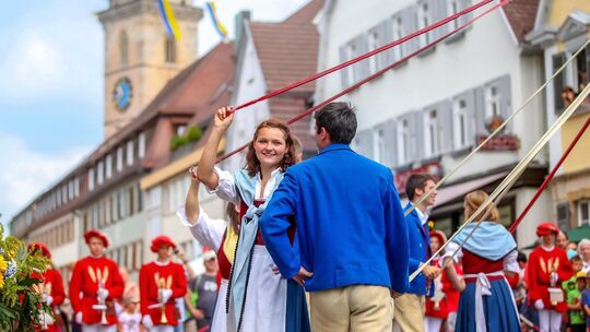 Sei 1602 veranstalten die Bürger in Nürtingen ihren eigenen Feiertag, den Nürtinger Maientag. Es ist einer der ältesten traditio Sei 1602 veranstalten die Bürger in Nürtingen ihren eigenen Feiertag, den Nürtinger Maientag. Es ist einer der ältesten traditio