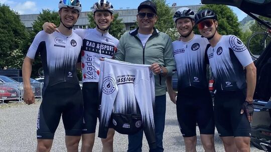 Jakob und Aaron Braun (von links) sowie Max Gerz und Nico Peschke (von rechts) mit Radsport-Legende Jan Ullrich. Foto: pr