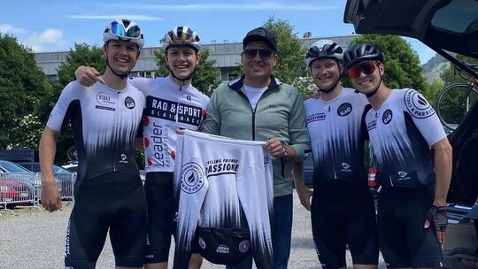 Jakob und Aaron Braun (von links) sowie Max Gerz und Nico Peschke (von rechts) mit Radsport-Legende Jan Ullrich. Foto: pr Jakob und Aaron Braun (von links) sowie Max Gerz und Nico Peschke (von rechts) mit Radsport-Legende Jan Ullrich. Foto: pr