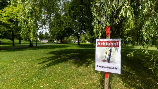 Im Kirchheimer Freibad darf aufgrund der neuen Regelung nur noch in einem kleinen Raucherbereich geraucht werden. Foto: Carsten