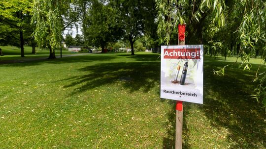 Im Kirchheimer Freibad darf aufgrund der neuen Regelung nur noch in einem kleinen Raucherbereich geraucht werden. Foto: Carsten Im Kirchheimer Freibad darf aufgrund der neuen Regelung nur noch in einem kleinen Raucherbereich geraucht werden. Foto: Carsten