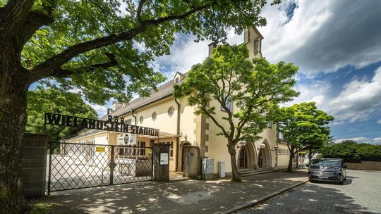Die denkmalgeschützte Turn- und Festhalle in Oberlenningen kann Jubiläum feiern. Foto: Carsten Riedl Die denkmalgeschützte Turn- und Festhalle in Oberlenningen kann Jubiläum feiern. Foto: Carsten Riedl