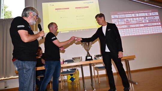 Zeremonienmeister unter sich (v.l.): Moderator Andreas Kenner, Turnierchef Christian Renz und Dettingens Bürgermeister Rainer Ha Zeremonienmeister unter sich (v.l.): Moderator Andreas Kenner, Turnierchef Christian Renz und Dettingens Bürgermeister Rainer Ha