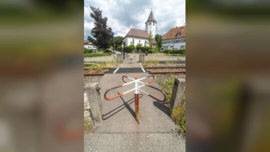 Der Fußgänger-Bahnübergang in der Unterlenninger Kirchstraße wird in den nächsten Jahren geschlossen. Foto: Carsten Riedl Der Fußgänger-Bahnübergang in der Unterlenninger Kirchstraße wird in den nächsten Jahren geschlossen. Foto: Carsten Riedl