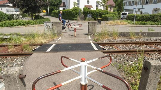 Der Fußgänger-Bahnübergang in der Unterlenninger Kirchstraße wird in den nächsten Jahren geschlossen. Foto: Carsten Riedl Der Fußgänger-Bahnübergang in der Unterlenninger Kirchstraße wird in den nächsten Jahren geschlossen. Foto: Carsten Riedl