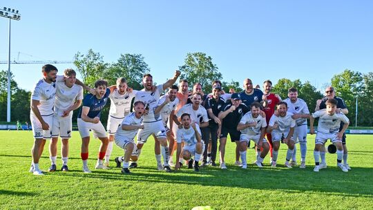 Freude pur nach einem dramatischen Relegations-Halbfinale in die Kreisliga A2: Der TSV Schlierbach darf weiter vom Aufstieg träu Freude pur nach einem dramatischen Relegations-Halbfinale in die Kreisliga A2: Der TSV Schlierbach darf weiter vom Aufstieg träu