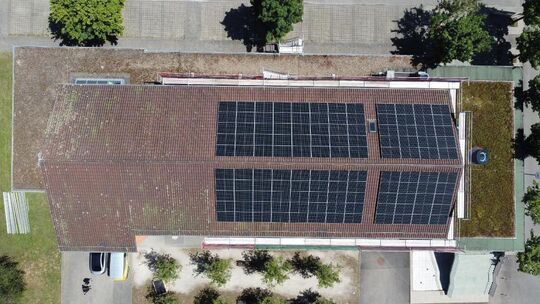 Auf dem Dach der Notzinger Gemeindehalle wurde eine Photovoltaik-Anlage mit 120 Modulen installiert. Foto: pr Auf dem Dach der Notzinger Gemeindehalle wurde eine Photovoltaik-Anlage mit 120 Modulen installiert. Foto: pr
