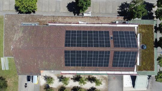 Auf dem Dach der Notzinger Gemeindehalle wurde eine Photovoltaik-Anlage mit 120 Modulen installiert. Foto: pr