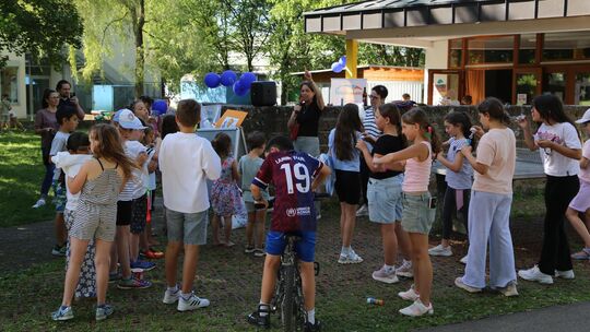 Alle bereit? Auf Kommando werden von den jüngsten Festbesucherinnen und -besuchern Seifenblasen gemacht. Foto: Sylvia Horlebein Alle bereit? Auf Kommando werden von den jüngsten Festbesucherinnen und -besuchern Seifenblasen gemacht. Foto: Sylvia Horlebein