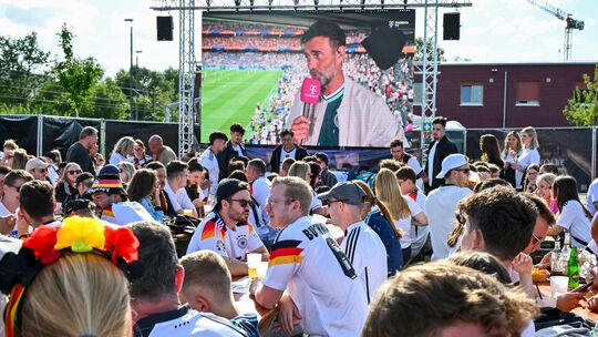 Schon gut eine Stunde vor dem Anpfiff des WM-Spiels Deutschland gegen Curacao waren die Plätze beim Public Viewing auf dem Güter Schon gut eine Stunde vor dem Anpfiff des WM-Spiels Deutschland gegen Curacao waren die Plätze beim Public Viewing auf dem Güter
