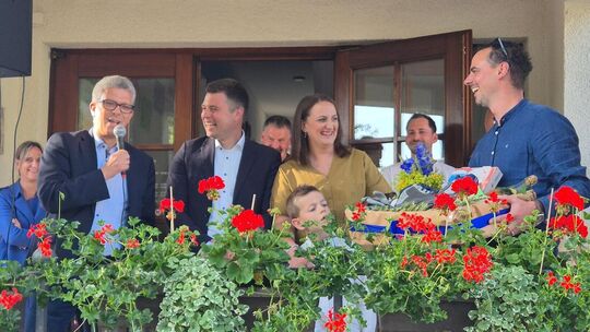 So sieht ein strahlender Wahlsieger aus: Sascha Krötz (2. von links) wurde für weitere acht Jahre in seinem Amt als Schlierbache So sieht ein strahlender Wahlsieger aus: Sascha Krötz (2. von links) wurde für weitere acht Jahre in seinem Amt als Schlierbache