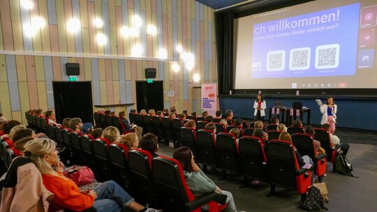Banu Tasbas und Nicole Pfänder vom lokalen Netzwerk des Vereins "Smarter Start ab 14" im Kommunalen Kino Kirchheim. Foto: Sonja Banu Tasbas und Nicole Pfänder vom lokalen Netzwerk des Vereins "Smarter Start ab 14" im Kommunalen Kino Kirchheim. Foto: Sonja