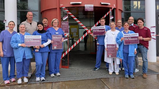 Auch an der Medius-Klinik auf dem Nürtinger Säer folgten Belegschaftsmitglieder und Klinikdirektor Norbert Nadler (Dritter von l Auch an der Medius-Klinik auf dem Nürtinger Säer folgten Belegschaftsmitglieder und Klinikdirektor Norbert Nadler (Dritter von l