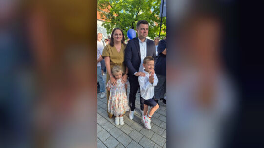 Sascha Krötz und Familie warten vor dem Schlierbacher Rathaus auf das Ergebnis der Bürgermeisterwahl. Foto: Volkmar Schreier
