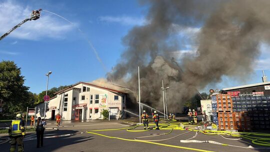 Viele Feuerwehren aus dem Umkreis, auch aus Kirchheim, eilen den Wehrleuten in Unterensingen zur Hilfe. Die Rauchsäule war kilom