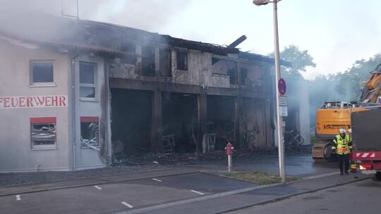 7aIMG: 0561520 NÜRTINGEN-UNTERENSINGEN: Feuerwehr-Geräethaus in Vollbrand - Schwarzer Rauch (dutzende) Kilometer weit bis auf di