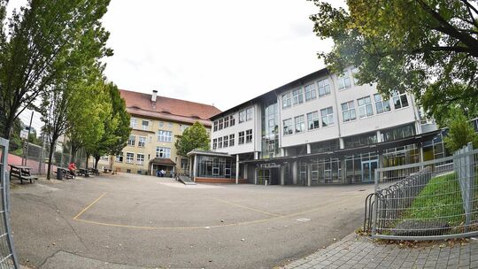 Der Blick auf den Schulhof der Kirchheimer Alleenschule entspricht in etwa dem Blickwinkel, den man im August von der Kinoleinwa Der Blick auf den Schulhof der Kirchheimer Alleenschule entspricht in etwa dem Blickwinkel, den man im August von der Kinoleinwa