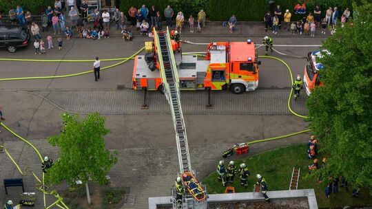 Bei einer groß angelegten Übung im Reußenstein-Kindergarten in Jesingen retten Einsatzkräfte der Feuerwehr Kirchheim Verletzte a