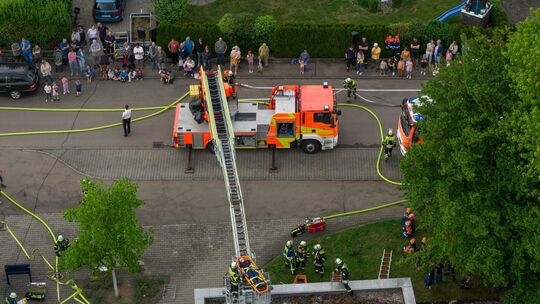 Bei einer groß angelegten Übung im Reußenstein-Kindergarten in Jesingen retten Einsatzkräfte der Feuerwehr Kirchheim Verletzte a Bei einer groß angelegten Übung im Reußenstein-Kindergarten in Jesingen retten Einsatzkräfte der Feuerwehr Kirchheim Verletzte a