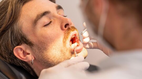 Regelmäßige Zahnarztbesuche, eine frühzeitige Therapie und konsequente Mundhygiene senken das Risiko für eine Parodontitis erheb Regelmäßige Zahnarztbesuche, eine frühzeitige Therapie und konsequente Mundhygiene senken das Risiko für eine Parodontitis erheb