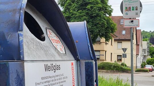 Die Glascontainer in der Wilhelmstraße - einer von zehn Standorten in Plochingen, die seit Mai videoüberwacht werden. Foto: Elke Die Glascontainer in der Wilhelmstraße - einer von zehn Standorten in Plochingen, die seit Mai videoüberwacht werden. Foto: Elke