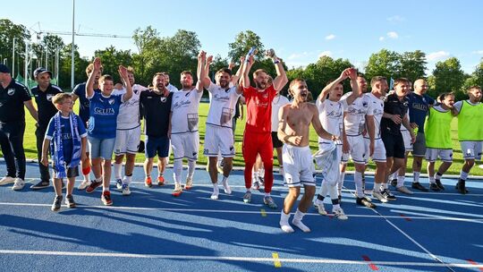 Der Schlierbacher Party-Zug rollt von Kirchheim nach Neckartailfingen: Nach dem Sieg über Altdorf im VfL-Stadion bekommt es der Der Schlierbacher Party-Zug rollt von Kirchheim nach Neckartailfingen: Nach dem Sieg über Altdorf im VfL-Stadion bekommt es der