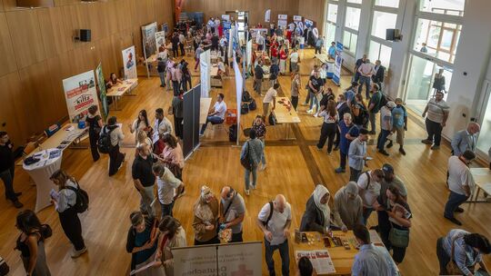 Viele Arbeitssuchende informierten sich in der Jesinger Gemeindehalle. Foto: Carsten Riedl Viele Arbeitssuchende informierten sich in der Jesinger Gemeindehalle. Foto: Carsten Riedl