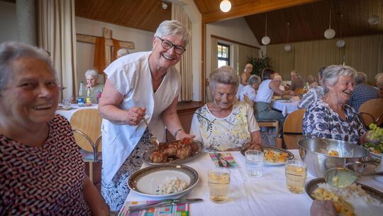 Heidrun Siegler (2. von links) leitet den Bissinger Mittagstisch für Senioren seit 25 Jahren. Die Stimmung ist beim gemeinsamen Heidrun Siegler (2. von links) leitet den Bissinger Mittagstisch für Senioren seit 25 Jahren. Die Stimmung ist beim gemeinsamen