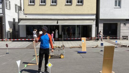 Oliver Otto leitet die Verkehrserziehung auf dem Kirchheimer Marktplatz - mit Straßenschildern auf Augenhöhe für die Vorschulkin