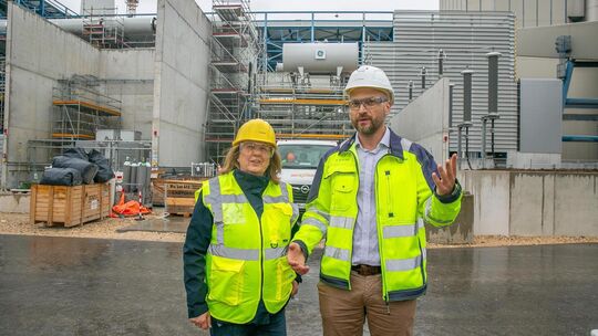 Die Pressesprecherin Anja Leipold und der Projektleiter Daniel Schaupp begleiten den Fortgang der Arbeiten. Foto: Roberto Bulgri Die Pressesprecherin Anja Leipold und der Projektleiter Daniel Schaupp begleiten den Fortgang der Arbeiten. Foto: Roberto Bulgri